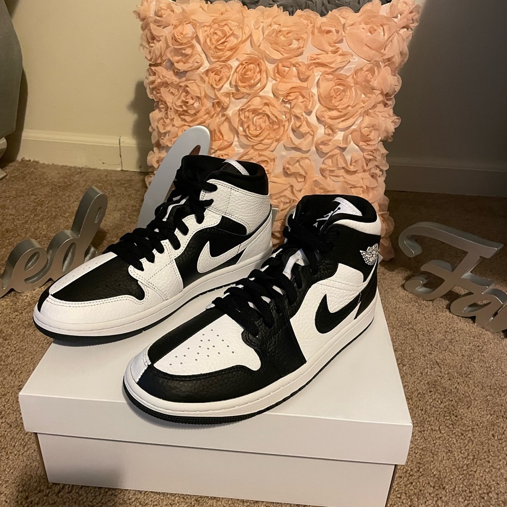 🆕 Jordan 1 Mid split…size 6.5y
Come with extra laces